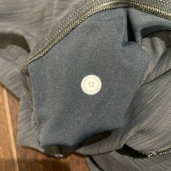 Lululemon size 12 crop leggings - Picture 4 of 4